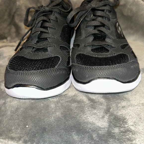 Skechers Women’s like New Memory Foam Black and White Sneakers, Size 8.5 - Picture 4 of 9